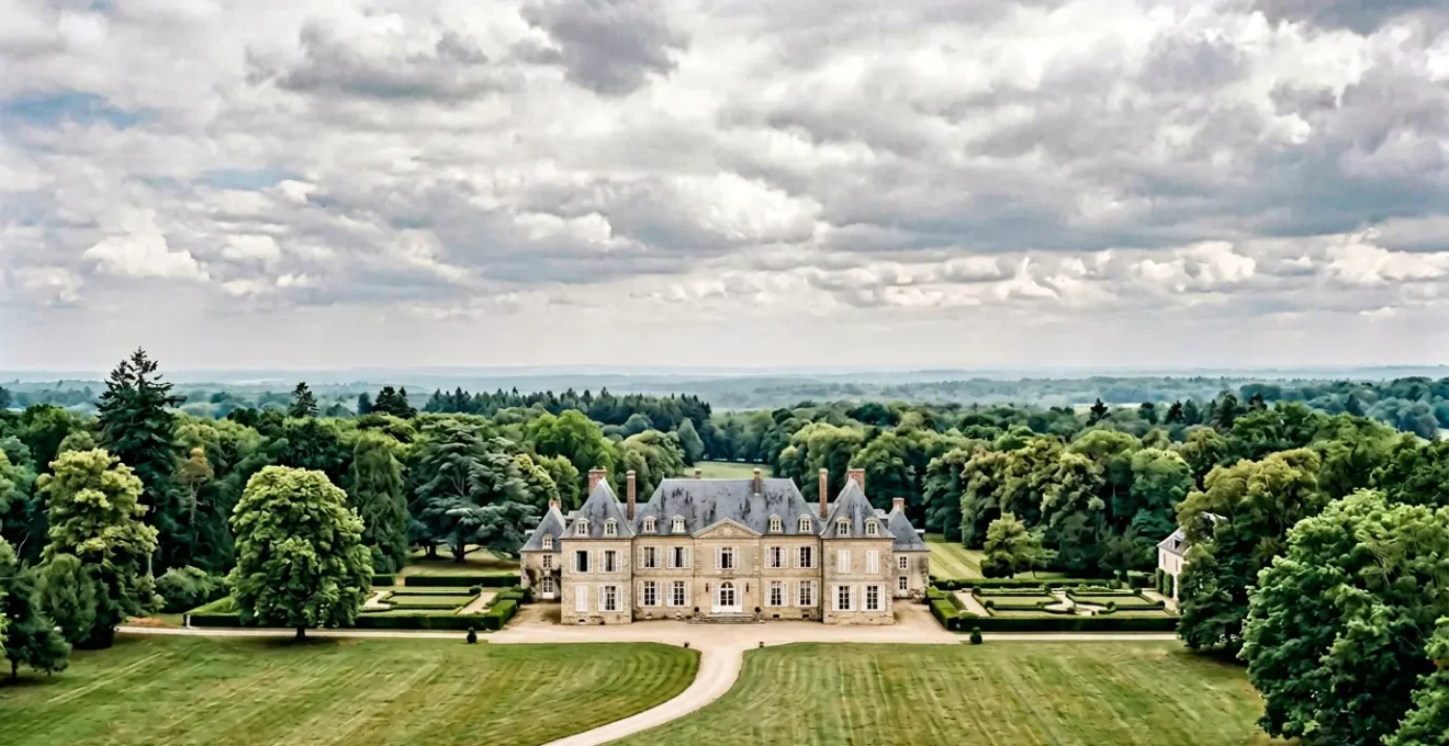 Propriété historique française avec dépendances et terres, évoquant le patrimoine immobilier de prestige soumis à l'IFI