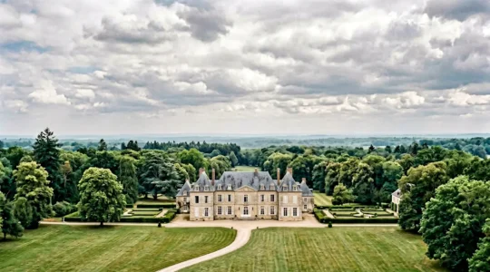 Propriété historique française avec dépendances et terres, évoquant le patrimoine immobilier de prestige soumis à l'IFI