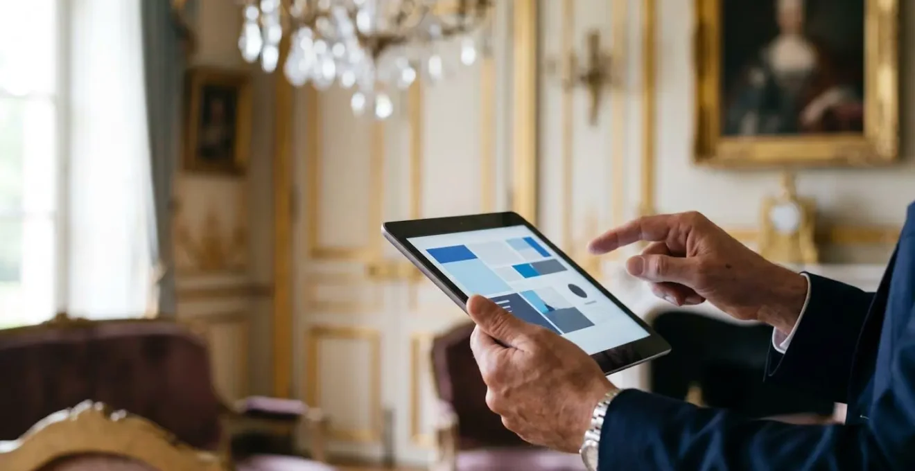 Application professionnelle d'état des lieux sur tablette lors d'une inspection de salle de réception