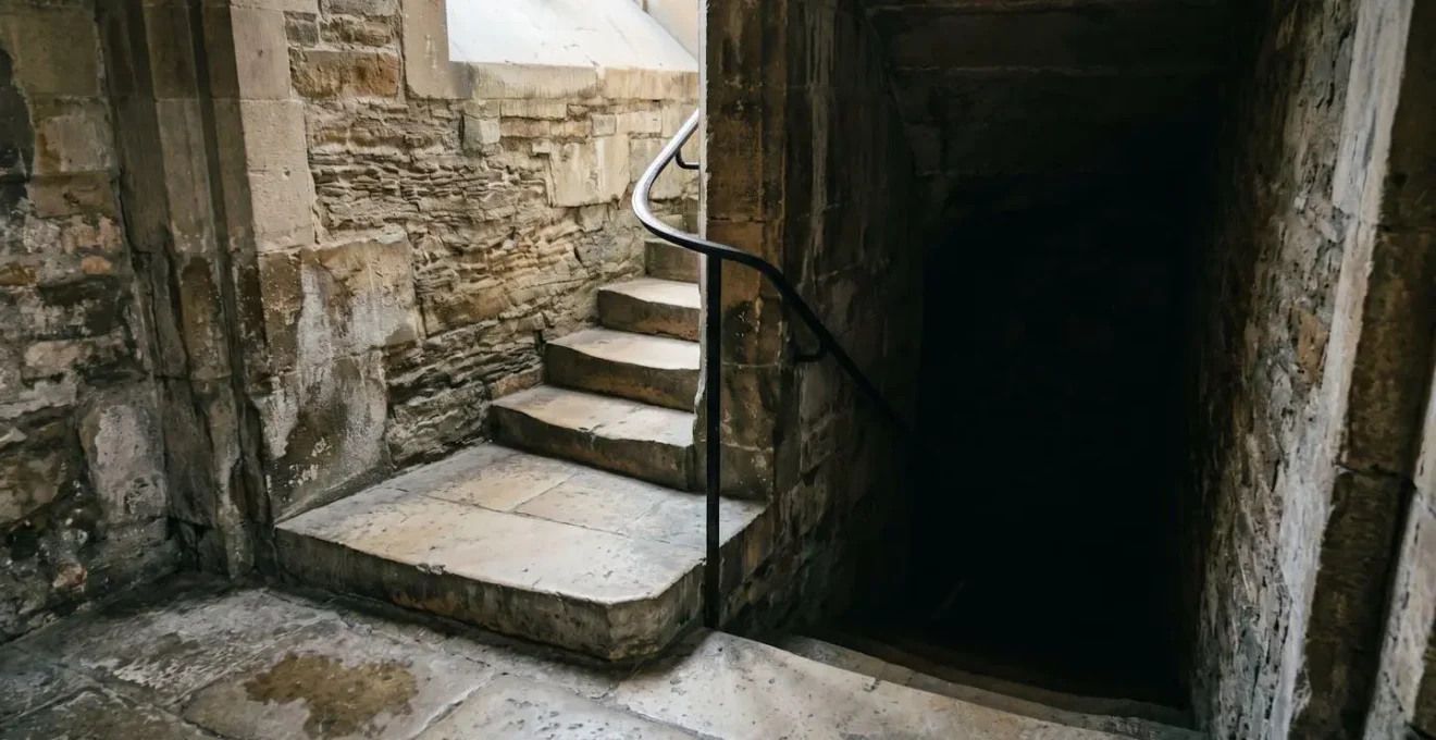 Détail architectural montrant l'accès à des espaces souterrains dans un bâtiment historique