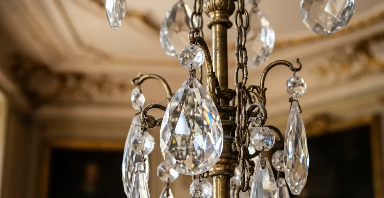 Lustre en cristal suspendu dans un salon de château illustrant les risques spécifiques