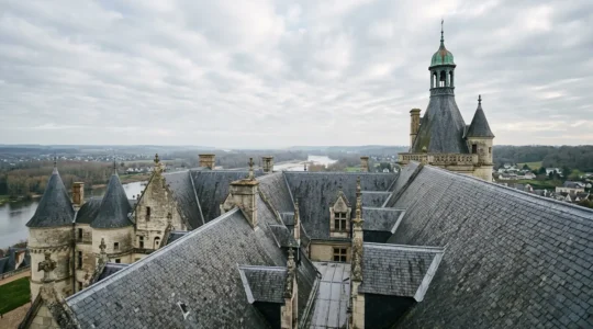 Inspection professionnelle d'une toiture de château avec ardoises et chéneaux en plomb