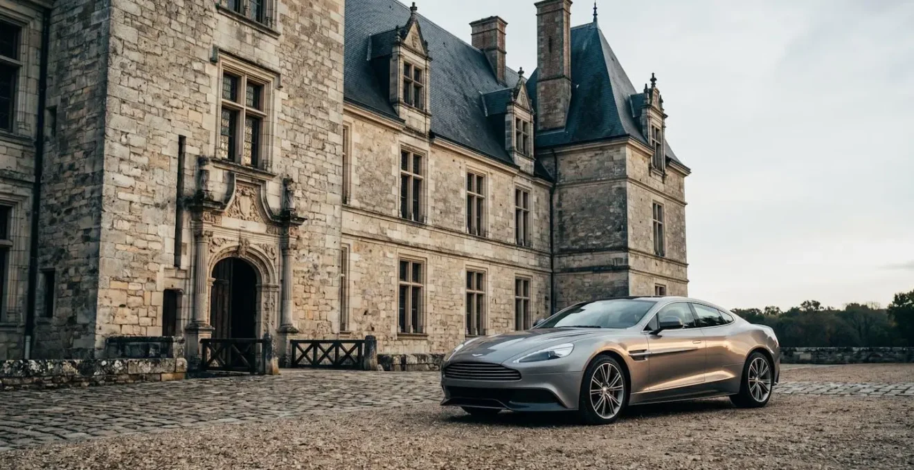 Véhicule de luxe moderne positionné devant une façade historique en pierre, jeu de reflets et de lignes architecturales